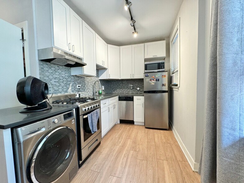 Building Photo - 503 W Belmont Ave