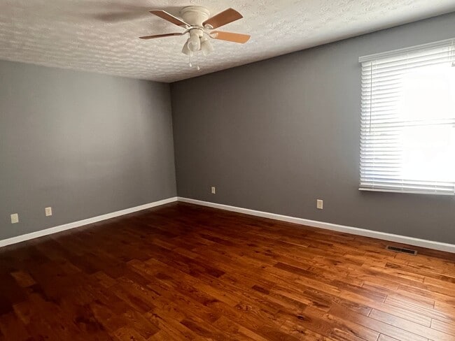 Building Photo - Three Bedroom Home in London, KY