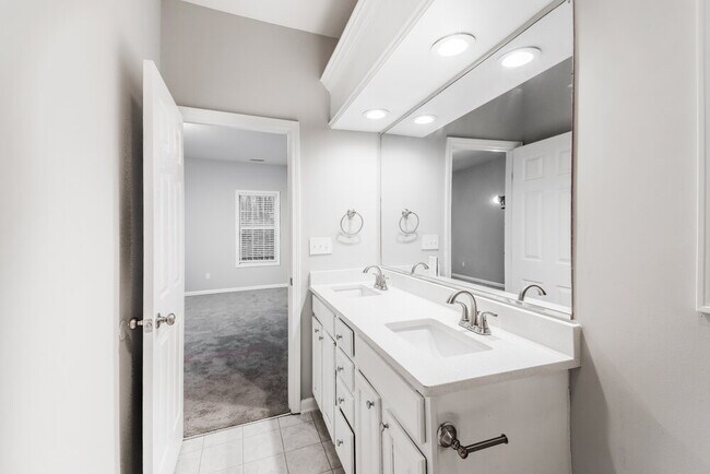 Building Photo - 1422 Southgate Dr