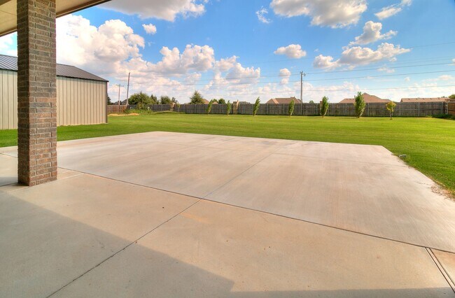 Building Photo - 3 Bed, 2 Bath Home with Bonus Office and  ...