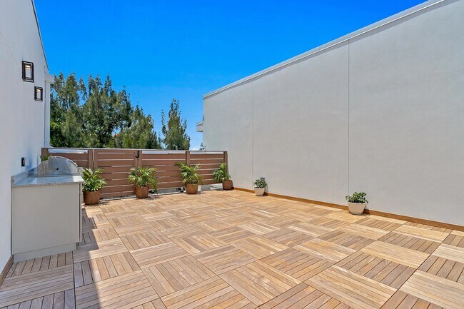Building Photo - 866 N Osceola Ave