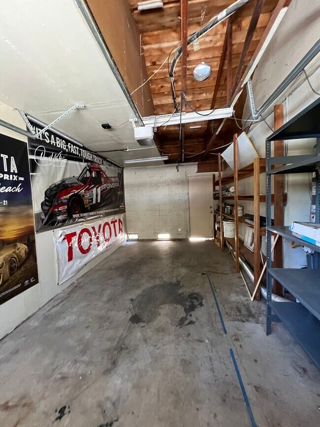 Building Photo - 2 Bed, 1 Bath single story duplex