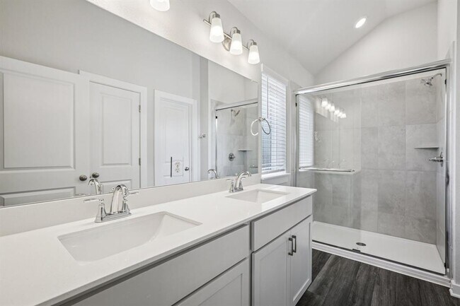 Building Photo - 2224 Delano Dr