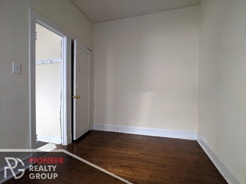 Building Photo - 2421 N Sawyer Ave