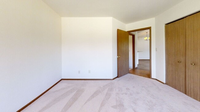 Building Photo - RENT SPECIAL - 1 Bedroom 1 Bathroom Upper Condo Style Apartment Available