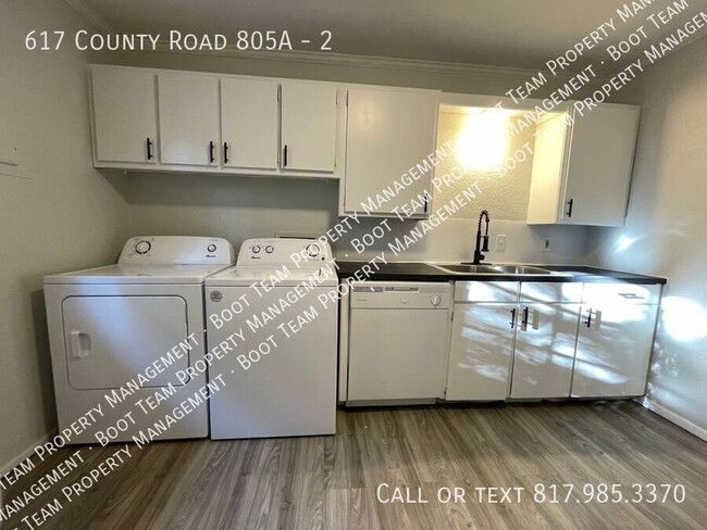 Building Photo - Unit 2 is a 2 Bedroom, 1 Bath in the Quite...