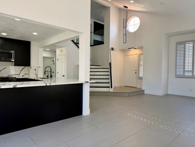 Building Photo - Gorgeous Lakes Pool Home