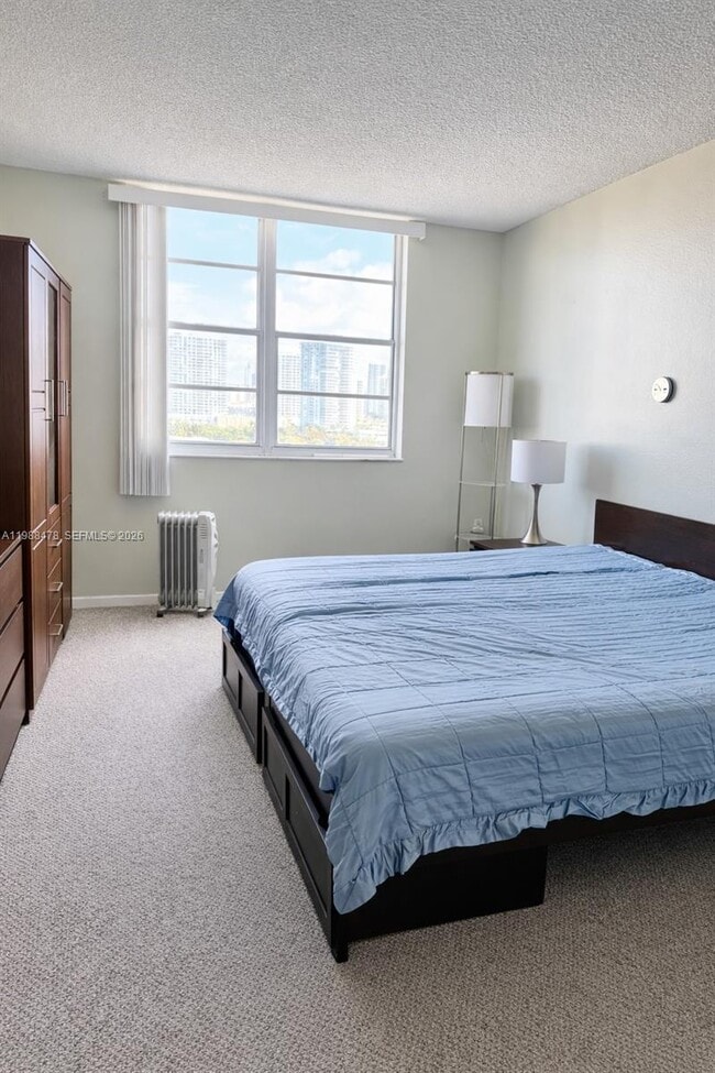 Building Photo - 500 Bayview Dr