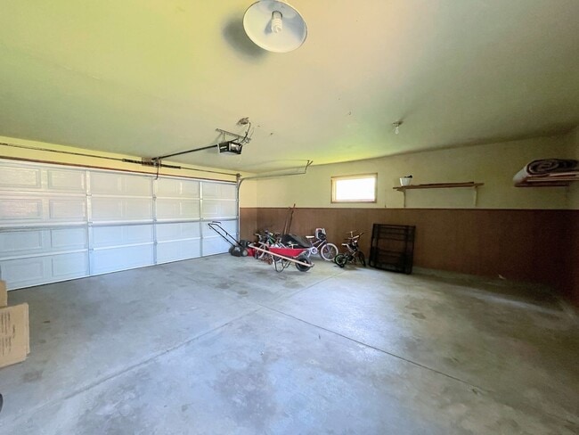 Building Photo - Updated 3 bed 2 bath home in great neighbo...