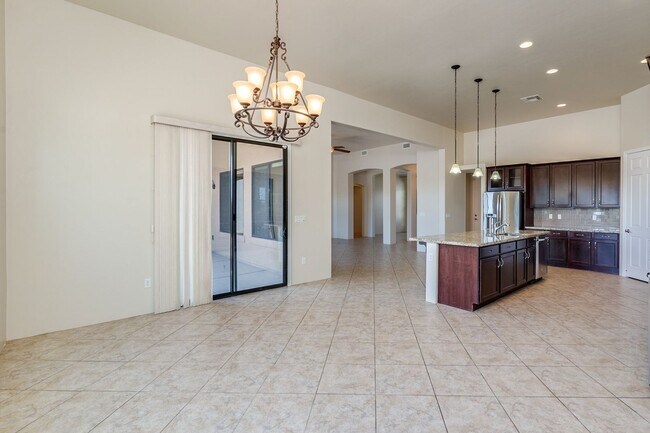 Building Photo - Rare find for this 4 bedroom/3 bath, exqui...
