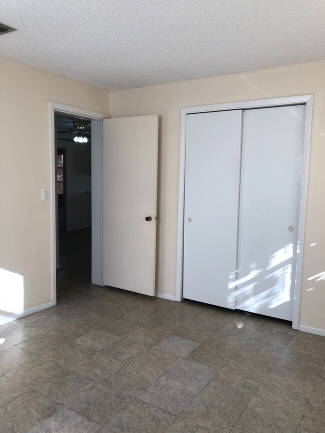 Building Photo - 1 Bed 1 Bath | Large Yard | Washer/Dryer H...
