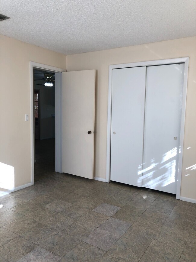 Building Photo - 2 Bed 1 Bath | Large Yard | Washer/Dryer H...