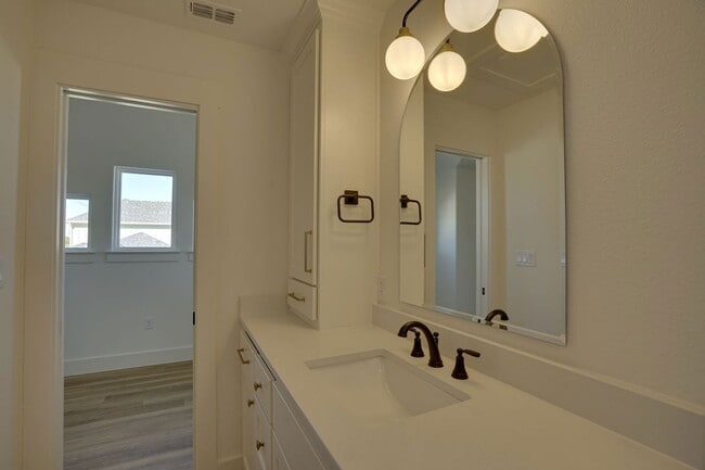 Building Photo - 302 Red Bird Ln