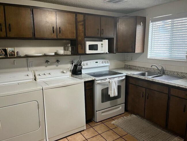 Building Photo - Remodeled 2 Bed 1 Bath, Apartment in Provo