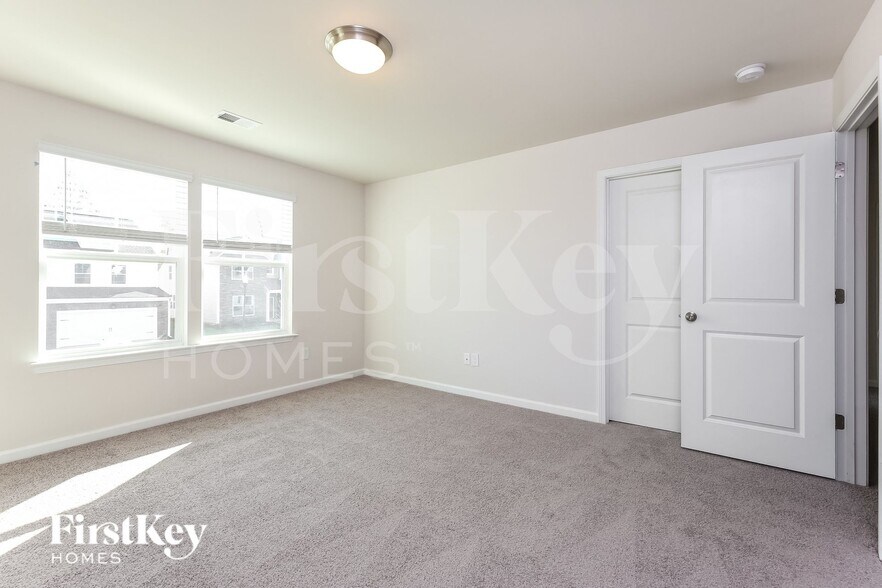 Building Photo - 565 Hillpark Ln