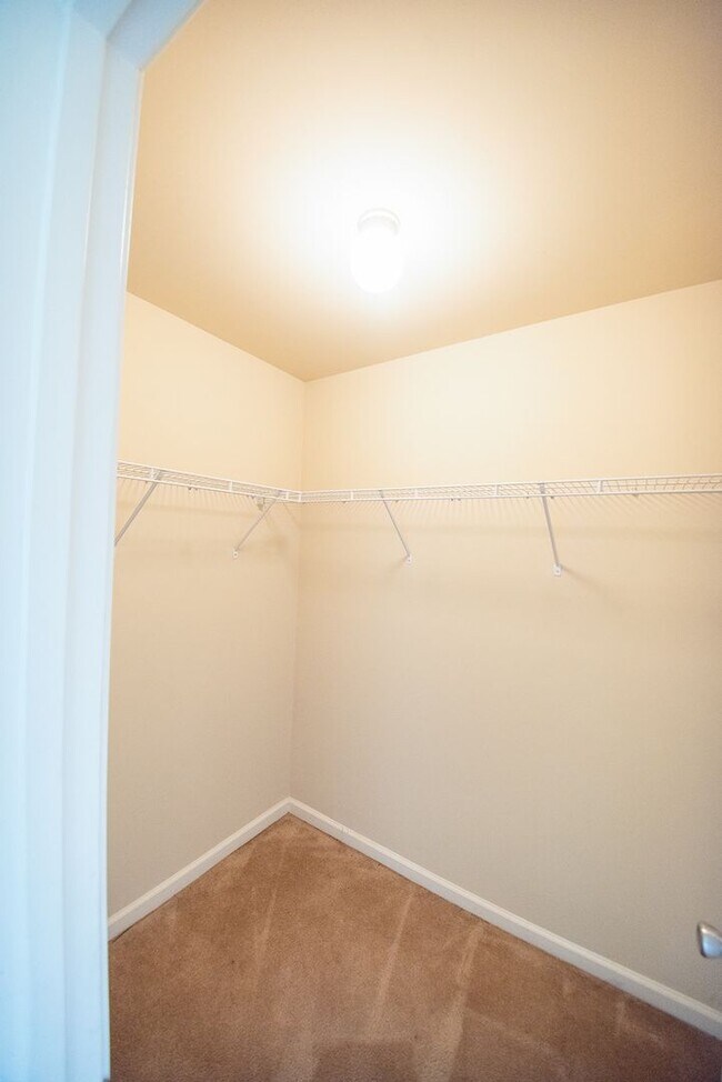 Building Photo - Beautiful home available today!