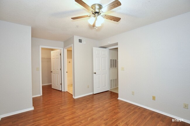 Building Photo - 827 Camargo Way