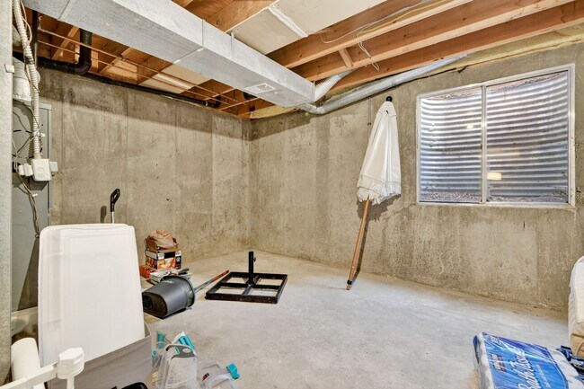 Building Photo - Two Bedroom Townhome W/ Garage!