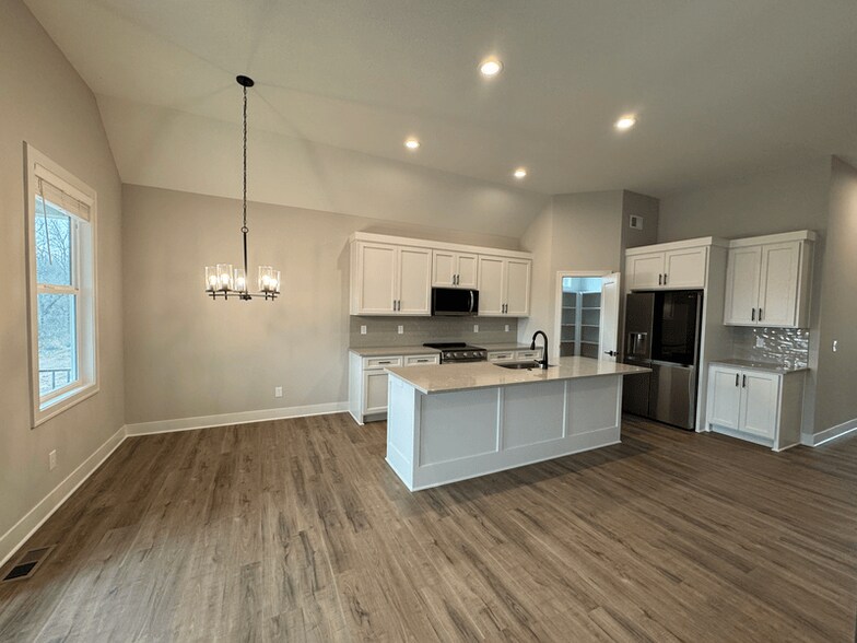 Building Photo - 1415 SW Winthrop Dr