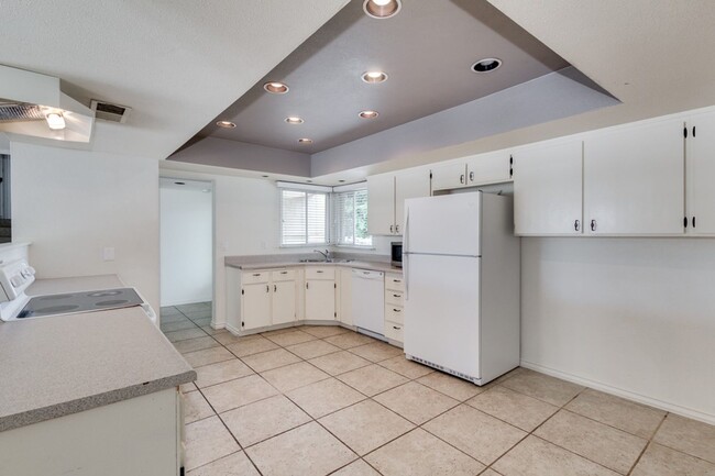 Building Photo - 5 BEDROOM TEMPE HOME WITH GREAT BACKYARD A...