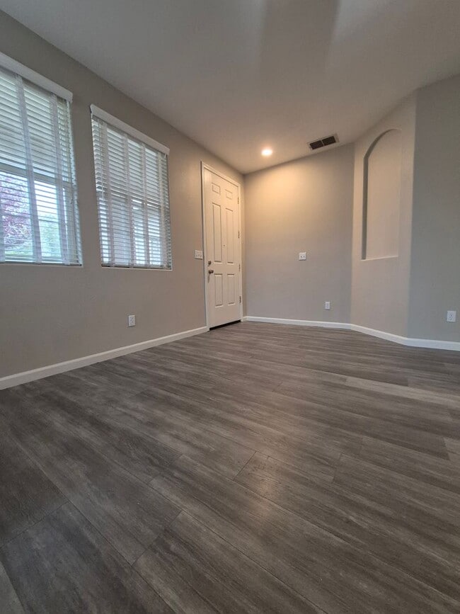 Building Photo - Now Leasing!! 3bd/2ba Gorgeous Single-Story Home Located In Roseville