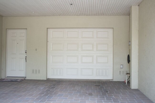 Building Photo - Beautiful Townhome on Peaceful Conservatio...
