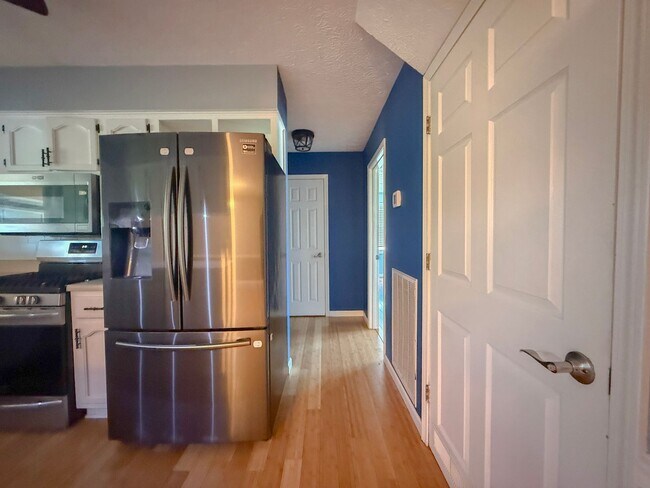 Building Photo - Sunroom, 2-Car Garage & Lawn Care Included | Pet-Friendly Cookeville Home