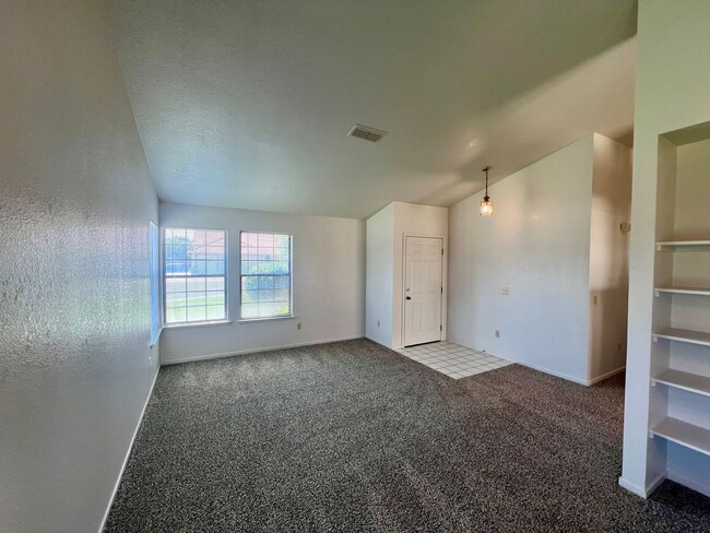 Building Photo - Single story with 3 car garage!