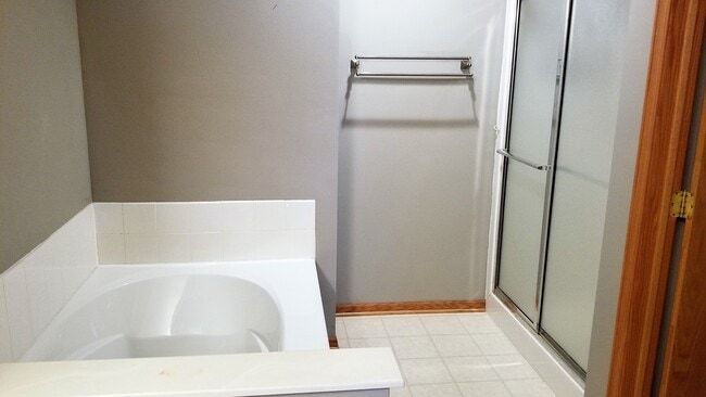 Building Photo - 725 Evergreen Cir