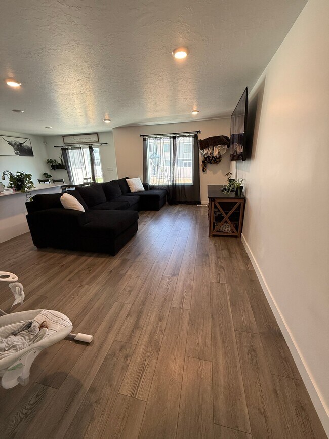 Building Photo - 1045 W Broadleaf Dr