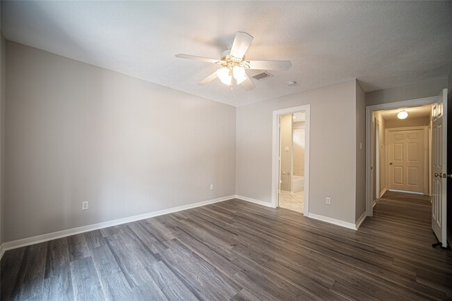 Building Photo - 4423 Lakeshore Forest Dr