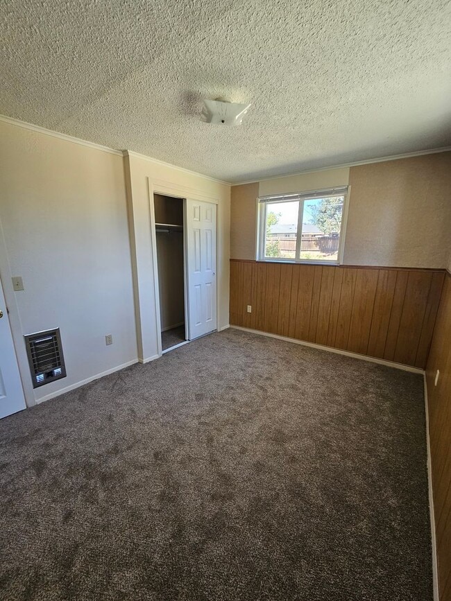 Building Photo - Charming Home on Quiet, Dead-End Street