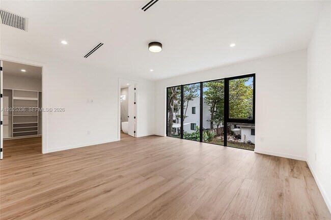 Building Photo - 3370 Thomas Ave