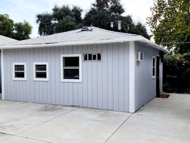 Building Photo - 2055 Alta Pasa Dr