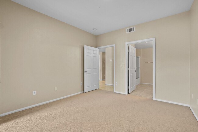 Building Photo - 2 Primary Bedrooms in a Gated Northwest Co...