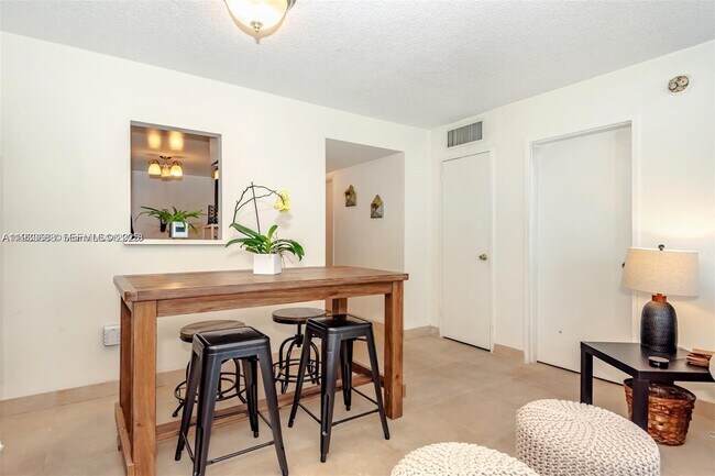 Building Photo - 1228 West Ave