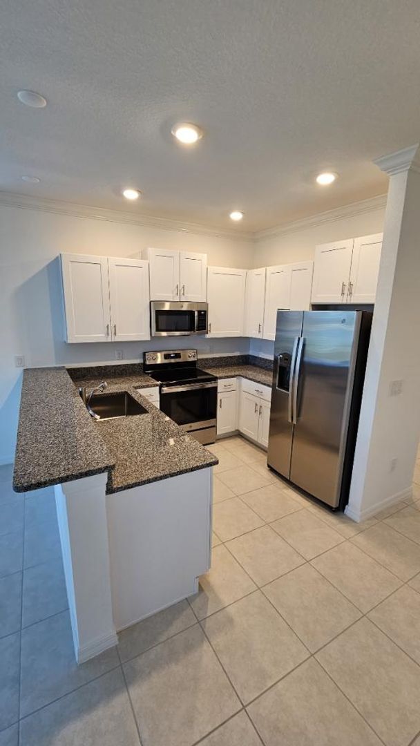 Building Photo - Gorgeous Corner 3/2.5 Beautiful Townhome