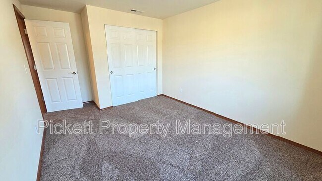 Building Photo - 6710 Takota Pl NE