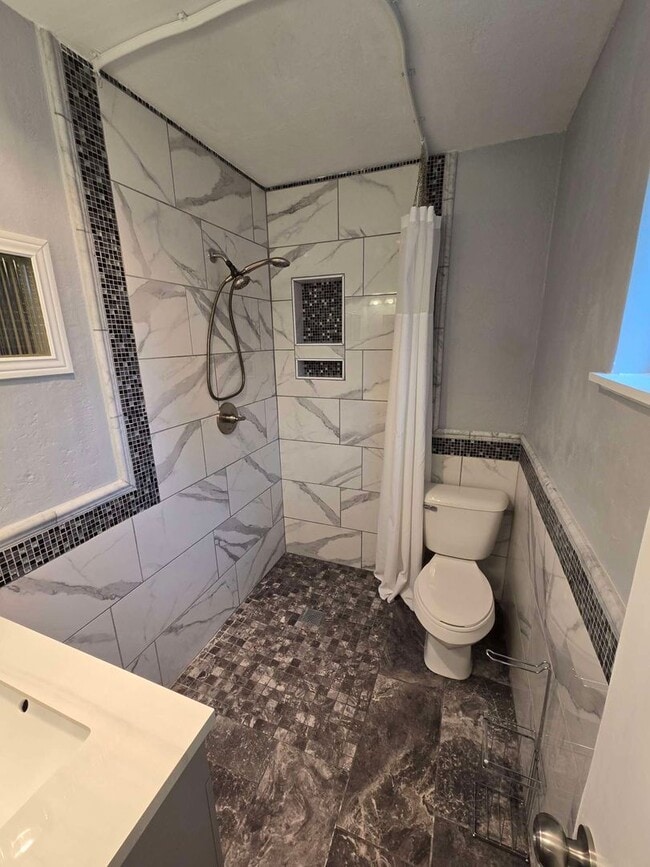Building Photo - Spacious Home in NE Heights