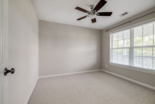 Building Photo - Beautiful Custom Home on Golf Course