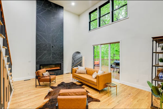 Building Photo - 930 Downey Dr