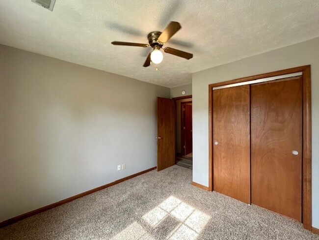 Building Photo - Stunning 3 Bedroom/2 Bath home in Pike Tow...