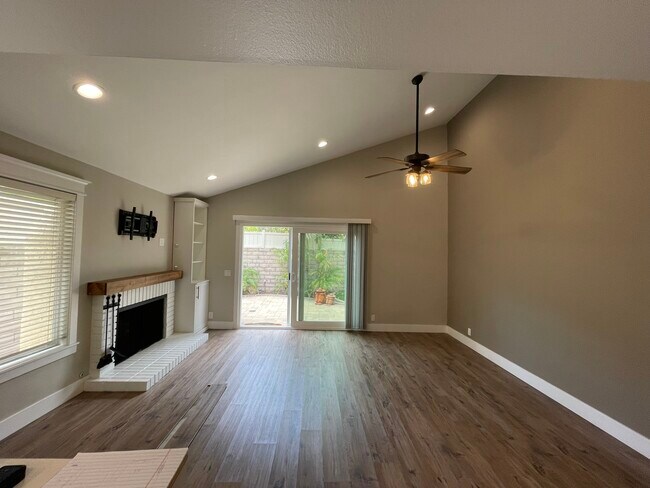 familiy room off kitchen - 3027 Oakwood Ln