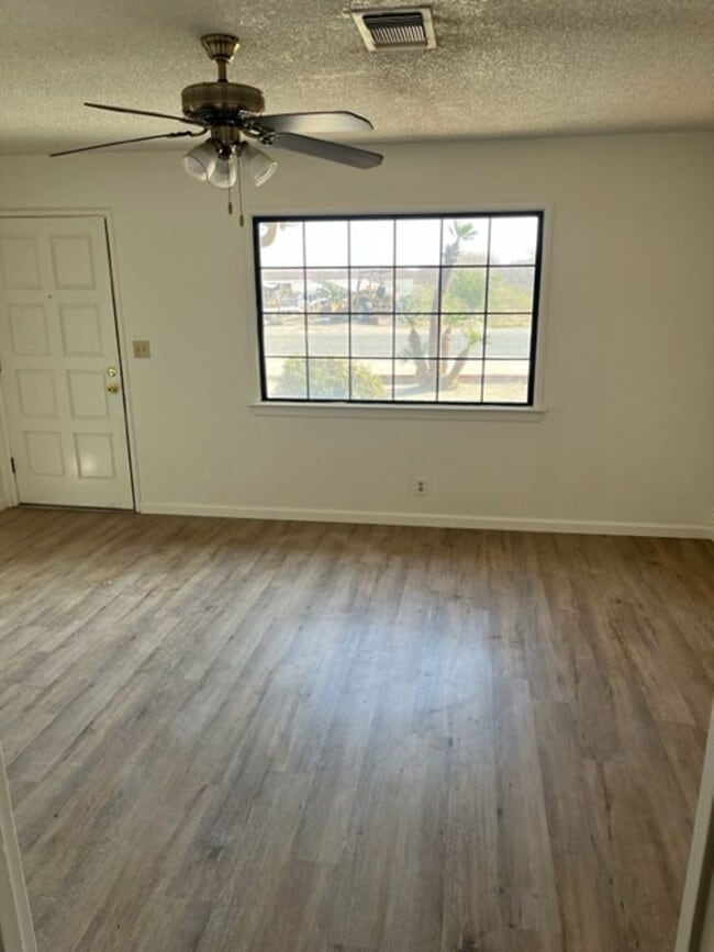Building Photo - 3 BR 2 Bath