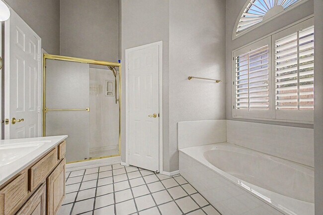 Building Photo - 5719 E St John Rd