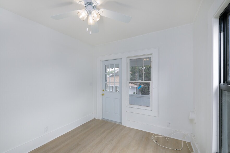 livingroom - 618 7th Ave N