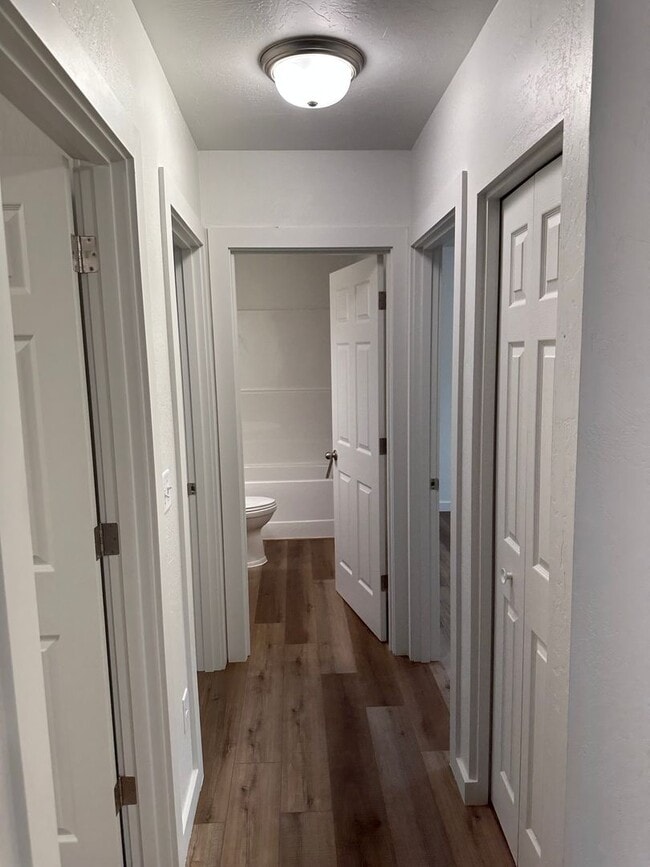 Building Photo - Beautiful 2 bedroom, 1 bath house in Sprin...