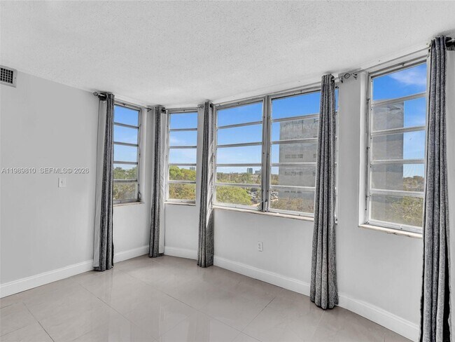 Building Photo - 1770 NE 191st St