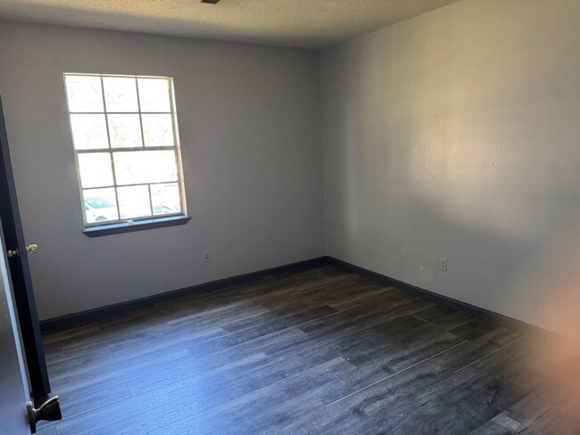 Building Photo - 2613 12th Ave N