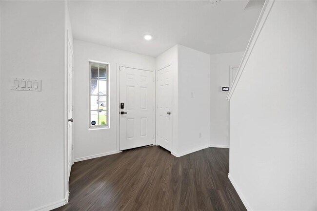 Building Photo - 14611 Broadbury Pond Rd
